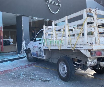 Conductor se queda sin frenos y choca contra la agencia Nissan Monclova