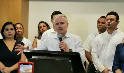 'Verá la reacción de los padres'; Creel reta a AMLO a continuar con la distribución prohibida de los libros de texto