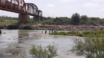 Migrantes se pasan la voz para que crucen el Río Bravo 