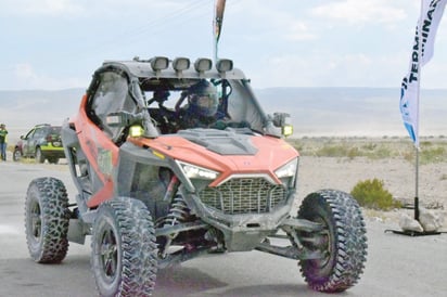 El monclovense Arturo Barrera, gana Razer en Rally Coahuila 1000, recibe llaves del RZR