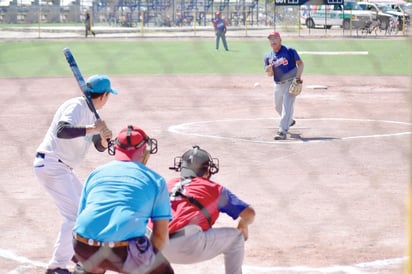 Hugo Lozano acompaña a softbolistas en juego amistoso