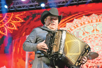 Pesado llena el Teatro del Pueblo de la Feria de Saltillo seguidores corean sus canciones