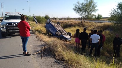 Auto queda como 'tortuga panza arriba'