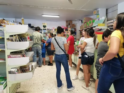 Padres se adelantan a las compras de útiles escolares