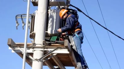 CFE suspende energía en varios sectores por colapso en transformadores