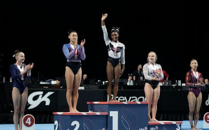 Simone Biles brilla en el Clásico de EU tras dos años de parón