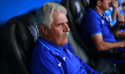 Aficionados del Cruz Azul revientan a Ricardo Ferretti y agradecen su despido