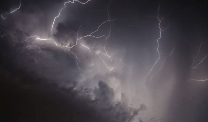 Tormentas fuertes amenazan el noreste de EU y el calor sigue abrasando el suroeste