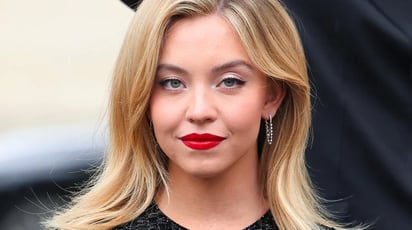 Sydney Sweeney deslumbra en Seúl con un look chic y una coleta perfecta.: La actriz de Euphoria nos soprendió con este sofisticado look en un evento de tecnología.