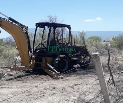 Retroexcavadora se incendia por cortocircuito frente al Autódromo Monclova