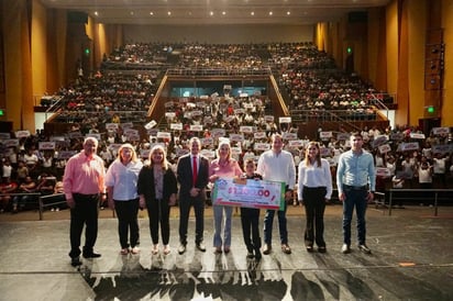 Municipio entrega las becas para apoyos de estudiantes 23-24