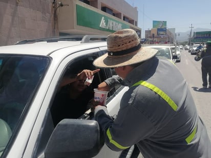 Trabajadores de AHMSA botean en la plaza principal de Monclova