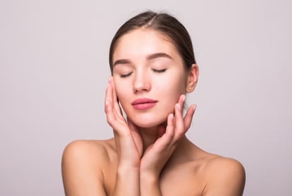 Sigue estos 7 pasos antes de maquillarte y tu piel se verá radiante: Si deseas lograr un maquillaje que luzca natural, suave y perdure durante horas, es esencial preparar adecuadamente tu piel