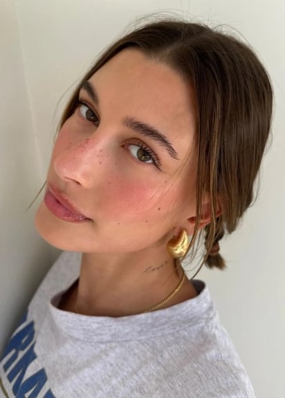 El 'strawberry makeup' de Hailey Bieber es una opción ideal si te gustan los looks naturales: Ideal para el día a día, el regreso a clases ¡e incluso para el trabajo! Un maquillaje discreto y bonito, te encantará