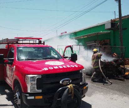 Traila repleta de cartón se incendia en la Hipódromo