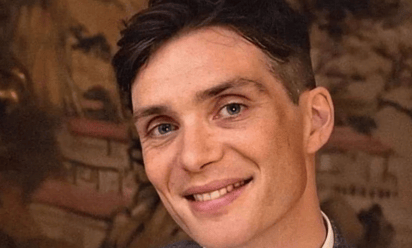 Cillian Murphy hace gala de su sencillez al conducir este económico vehículo utilitario junto a su familia