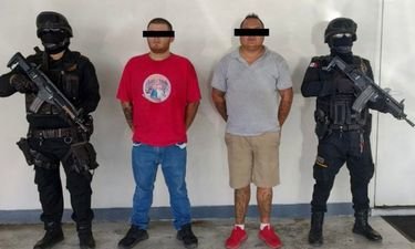 Detienen a 2 hombres con armas y droga a bordo de un taxi