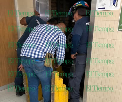 Bomberos realizan rescate de personas atrapadas en elevador de la clínica 7 de Monclova