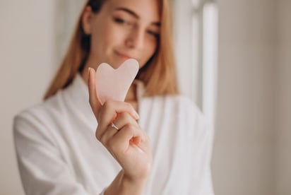 Guía para principiantes sobre el uso de la 'gua sha': Si tienes preocupaciones de salud específicas, se aconseja consultar a un profesional de la salud antes de utilizar la gua sha