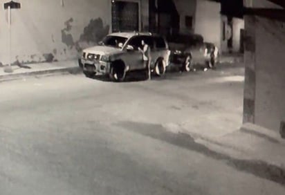 Sujeto choca, deja su carro y se lo roban un día después