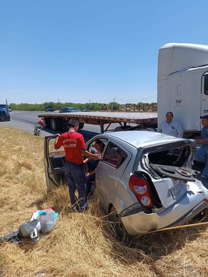 Mujer es impactada en la carretera 57 por un trailero 