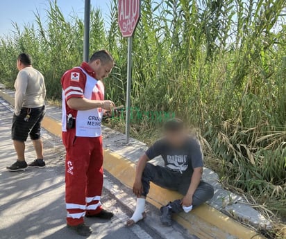 Choque entre motocicleta y auto deja dos lesionados