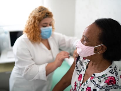 La vacunación contra la gripe podría prolongar la supervivencia de los pacientes con cáncer avanzado