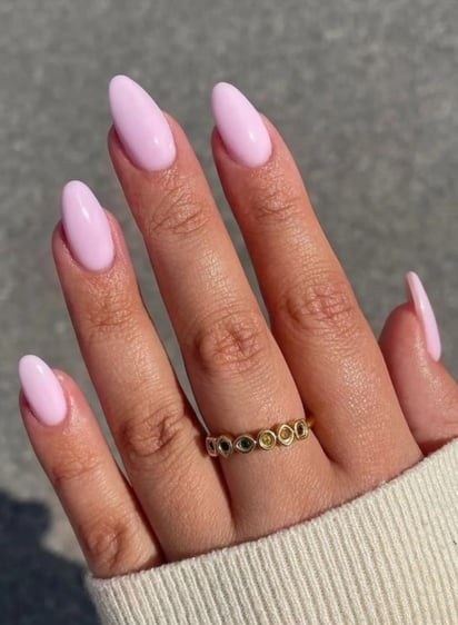 La tendencia más chic ahora en tus uñas, incorpora el 'lujo silencioso' a tu manicure: Uñas discretas y bonitas para complementar cualquier look.