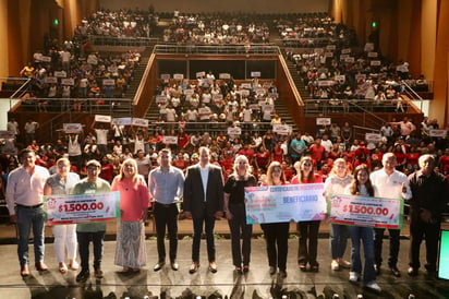 Nivel Bachillerato y Universidad de Piedras Negras reciben becas 