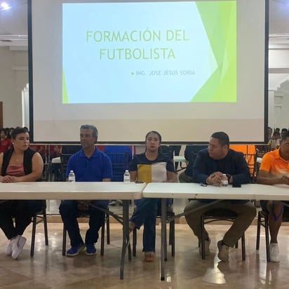 Imparten conferencia a futbolistas 