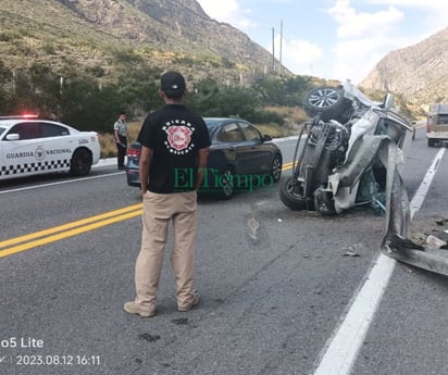 Auto se vuelca tras chocar contra cordón de contención en “La Muralla”