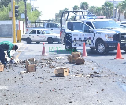 Camión riega cervezas en el bulevar Harold R. Pape de Monclova 