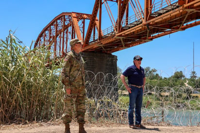 Gobernador de Dakota Visita Eagle Pass 