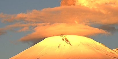 Nevado y con actividad, así amaneció este domingo el volcán Popocatépetl