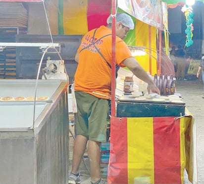 Alimentos de la calle expuestos al humo y polvo son un riesgo 