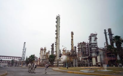 Semarnat aprueba operación de refinería de Cadereyta