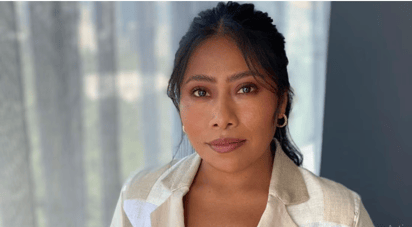 Yalitza Aparicio viste espectacular falda estilo corset y luce hermosa