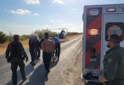 La Patrulla Fronteriza encuentra indocumentado con severa deshidratación a orillas de la carretera en la frontera de Texas