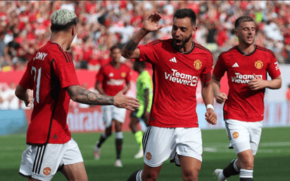 El Manchester United gana con apuros y polémica