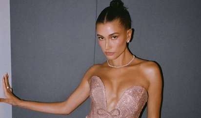 Hailey Bieber viralizó el strawberry makeup, aquí te enseñamos cómo hacerlo