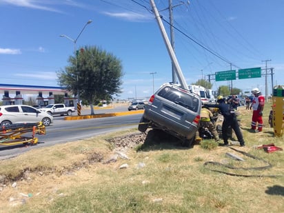 Pareja resulta lesionada al chocar contra poste en transitado libramiento 