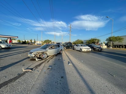 Accidente múltiple deja daños materiales 