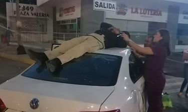 Policía resulta lesionado y sobre el toldo de un auto que se le atravesó a su paso