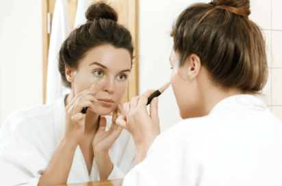 Mira como puedes darle vida a tu look con ayuda de un corrector: ¿Sabías que este versátil producto es un comodín? ¡Te desvelamos las sorpresas que guarda para lograr un maquillaje de diez