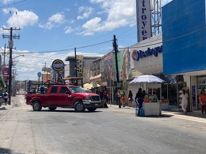 Vendedora de aguas frescas se niega a retirarse de la calle cerrada por construcción del centro histórico