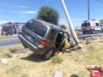 Pareja se impacta contra poste al levantarse el cofre