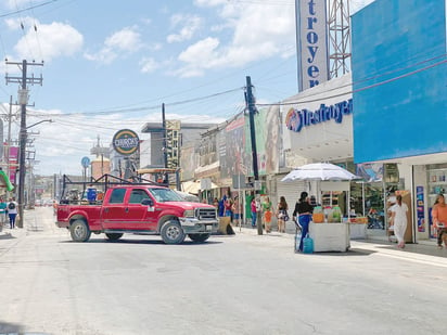 Vendedora de aguas se niega a retirarse de calle cerrada por avance del centro