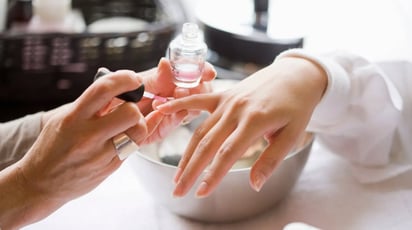 Conoce el 'nail cycling' tus uñas te lo agradecerán: Dale un descanso del gelish a tus manos y luce uñas renovadas y más fuertes.