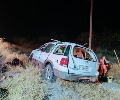 Familia de paisanos vuelca en la carretera Monclova-Sabinas