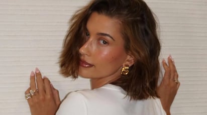 Hailey Bieber sorprende con su 'cinnamon cookie butter hair', un tono que será tendencia este otoño: Este estilo homenajea su nombre desde las raíces hasta las puntas, presentando un tono canela con manchas color masa de galleta